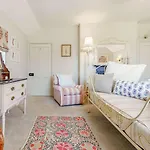 2 Bed In Richmond Oc-88217 Holiday home *