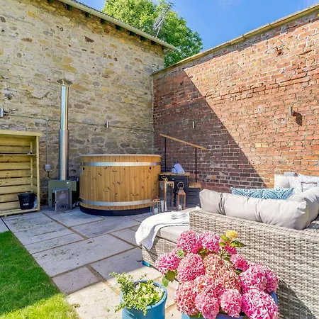 2 Bed In Richmond 88217 Ferienhaus *